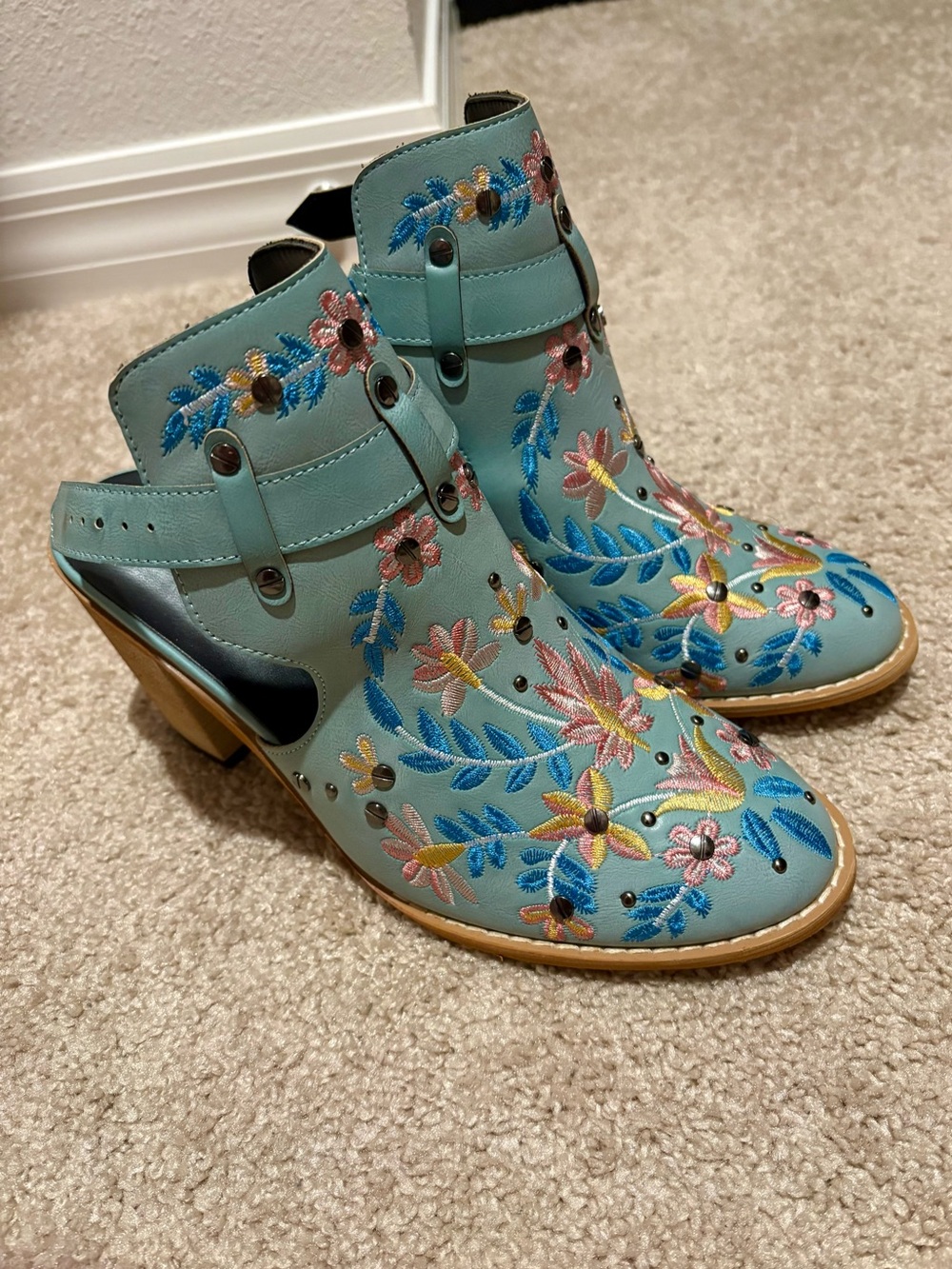 Boho Embroidered Floral Baby Blue Block Heel Boots sz 8.5 NWOT never worn!